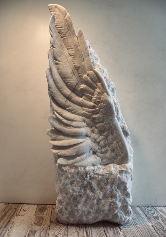 Flügel aus Carrara Marmor
